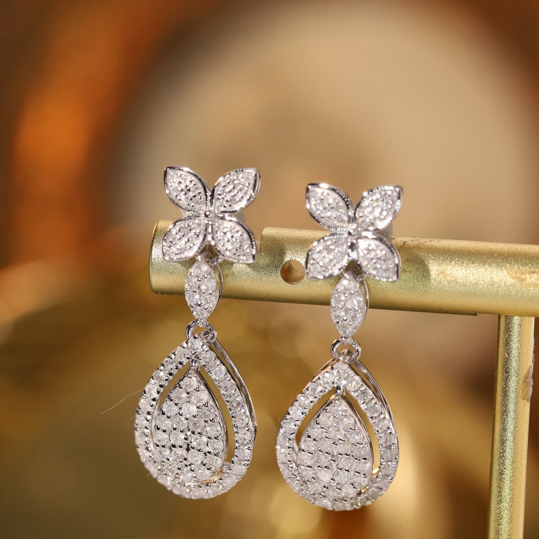 14k Gold 1.2 Ct Natural H Diamond Earrings: Ref:231019106 // gold content:14k gold // main gemstone:diamond // shape:round // carat weight:1. 2ct // clarity grade:vs-si // color:h // treatment:natural // cut grade:g // Low Estimate: 4600