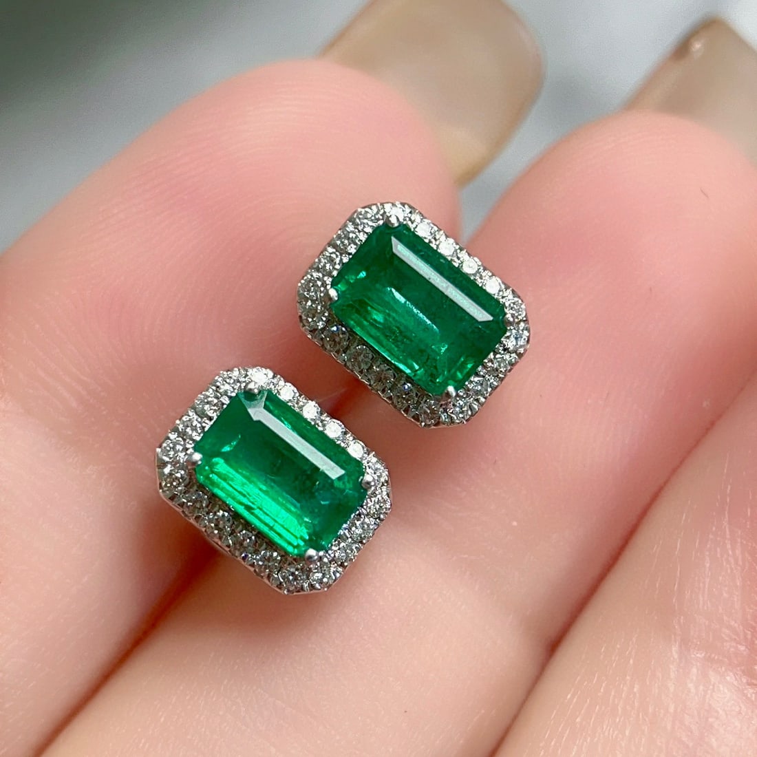 14k Gold 1.55 Ctw Natural Emerald & Diamond Earrings: Ref:231019117 // gold content:14k gold // main gemstone:emerald // shape:octagonal // carat weight:1. 35ct // color:green // treatment:natural // // adjacent gemstone 2 : diamond // shape:round //