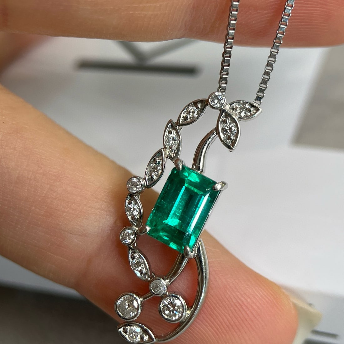 14k Gold 1.75 Ctw Natural Emerald & Diamond Pendant( Without Chain ): Ref:231019118 // gold content:14k gold // main gemstone:emerald // shape:octagonal // carat weight:1. 48ct // color:green // treatment:natural // // adjacent gemstone 2 : diamond // shape:round // car