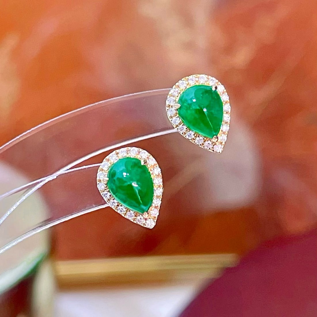 14k Gold 0.99 Ctw Natural Emerald & Diamond Earrings: Ref:231019122 // gold content:14k gold // main gemstone:emerald // shape:pear // carat weight:0. 9ct // color:green // treatment:natural // // adjacent gemstone 2 : diamond // shape:round // carat