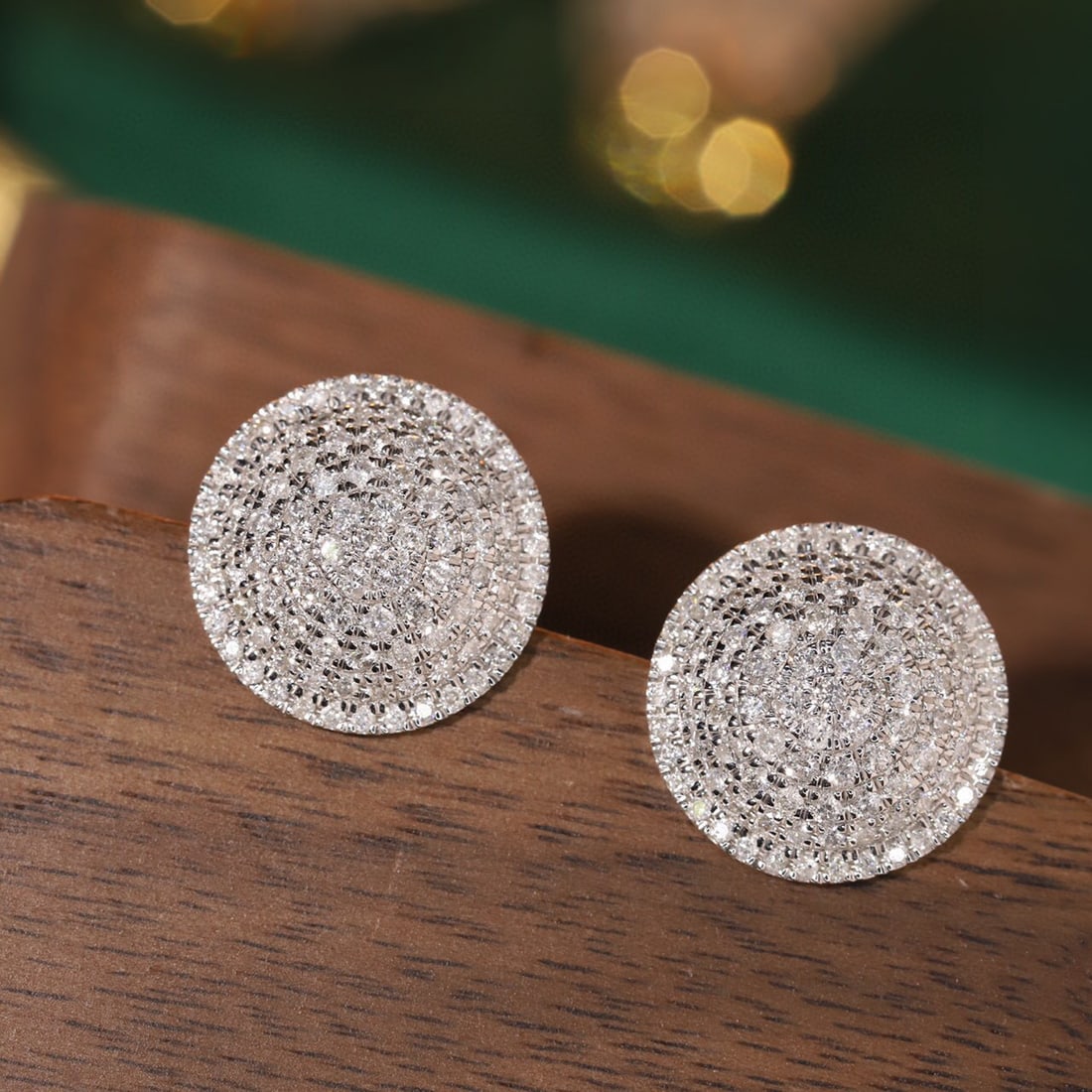 14k Gold 1 Ct Natural H Diamond Earrings: Ref:231019128 // gold content:14k gold // main gemstone:diamond // shape:round // carat weight:1ct // clarity grade:vs-si // color:h // treatment:natural // cut grade:g // Low Estimate: 3300