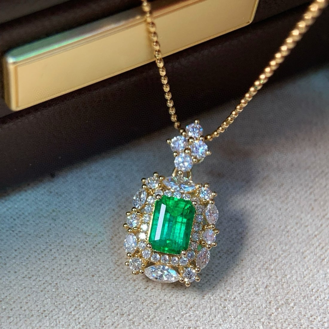 14k Gold 1.27 Ctw Natural Emerald & Diamond Pendant( Without Chain ): Ref:231019129 // gold content:14k gold // main gemstone:emerald // shape:octagonal // carat weight:0. 77ct // color:green // treatment:natural // // adjacent gemstone 2 : diamond // shape:multiply //
