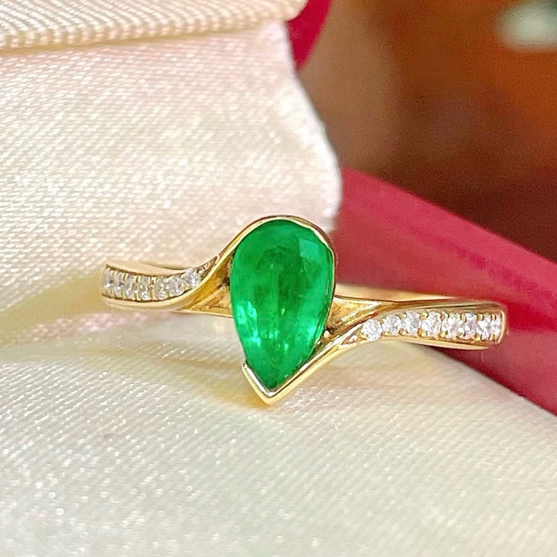 14k Gold 0.68 Ctw Natural Emerald & Diamond Ring: Ref:231019134 // gold content:14k gold // ring size:7. 25us // // main gemstone:emerald // shape:pear // carat weight:0. 58ct // color:green // treatment:natural // // adjacent gemstone 2 : diamond