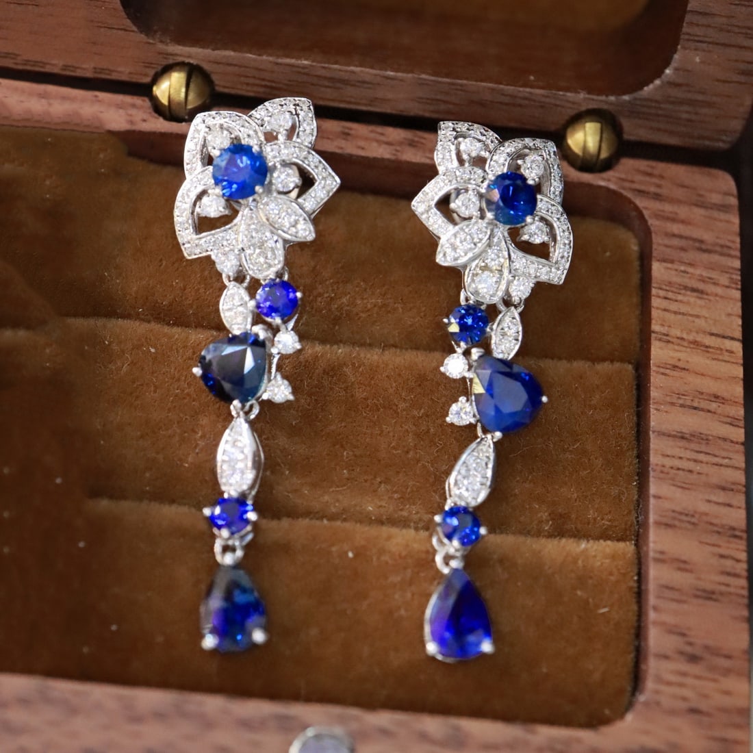 14k Gold 4.54 Ctw Natural Sapphire & Diamond Earrings: Ref:231019137 // gold content:14k gold // main gemstone:sapphire // shape:multiply // carat weight:3. 85ct // color:blue // treatment:natural // // adjacent gemstone 2 : diamond // shape:round //