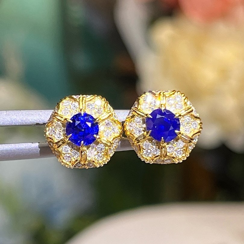 14k Gold 1.12 Ctw Natural Sapphire & Diamond Earrings: Ref:231019141 // gold content:14k gold // main gemstone:sapphire // shape:oval // carat weight:0. 72ct // color:blue // treatment:natural // // adjacent gemstone 2 : diamond // number of stones:108