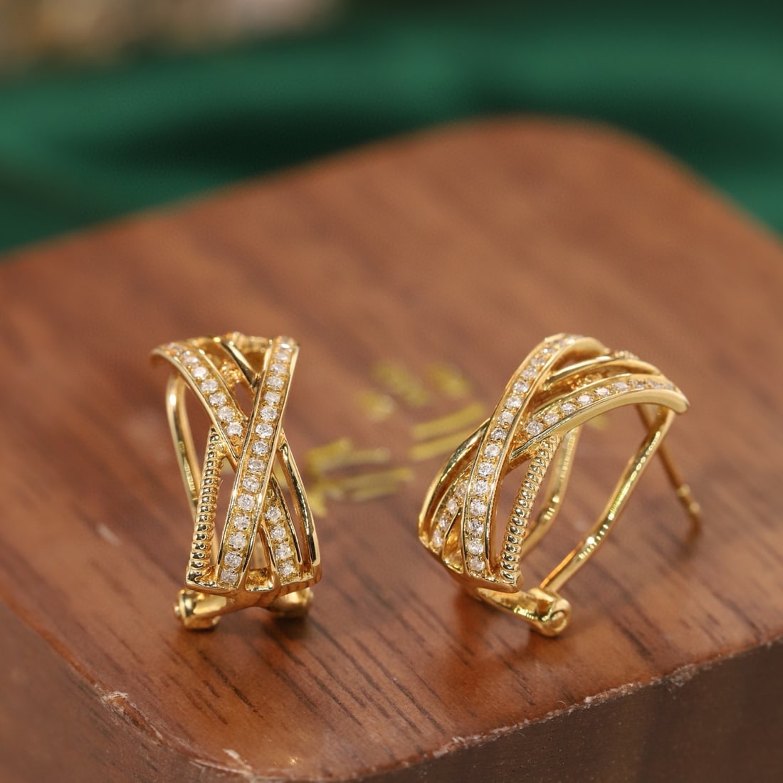 14k Gold 0.2 Ct Natural H Diamond Earrings: Ref:231019148 // gold content:14k gold // main gemstone:diamond // shape:round // carat weight:0. 2ct // clarity grade:vs-si // color:h // treatment:natural // cut grade:g // High Estimate: 3100 Low