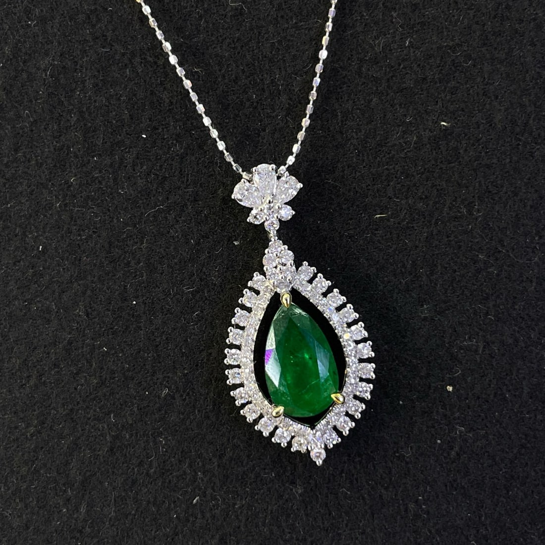 14k Gold 2.87 Ctw Natural Emerald & Diamond Pendant( Without Chain ): Ref:231019152 // gold content:14k gold // main gemstone:emerald // shape:pear // carat weight:2. 07ct // color:green // treatment:natural // // adjacent gemstone 2 : diamond // shape:multiply //