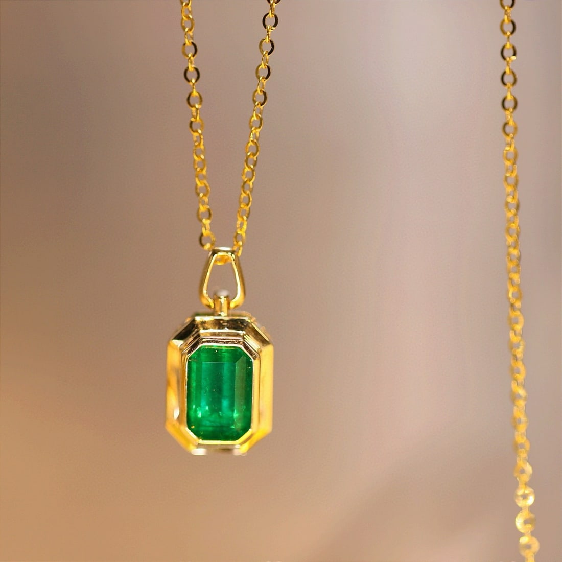 14k Gold 2.07 Ct Natural Emerald Necklace: Ref:231019153 // gold content:14k gold // main gemstone:emerald // shape:octagonal // carat weight:2. 07ct // color:green // treatment:natural // Low Estimate: 9000 Condition: New High Estimate: 14000