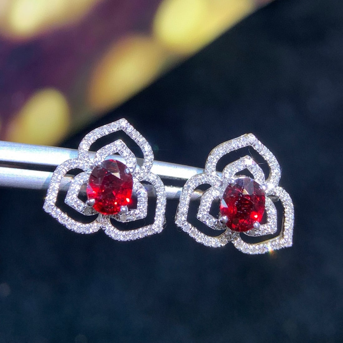 14k Gold 0.96 Ct Natural Ruby & Diamond Earrings: Ref:231019166 // gold content:14k gold // main gemstone:ruby // shape:oval // carat weight:0. 96ct // color:red // treatment:natural // // adjacent gemstone 2 : diamond // shape:round // clarity
