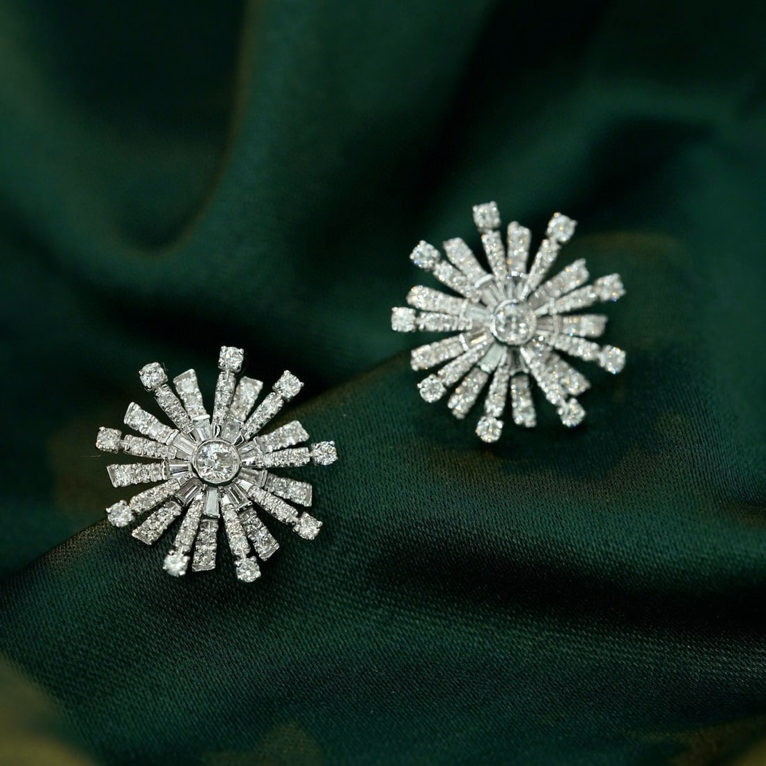 14k Gold 1.04 Ct Natural H Diamond Earrings: Ref:231019175 // gold content:14k gold // main gemstone:diamond // shape:multiply // carat weight:1. 04ct // clarity grade:vs-si // color:h // treatment:natural // Low Estimate: 3700 Condition: New