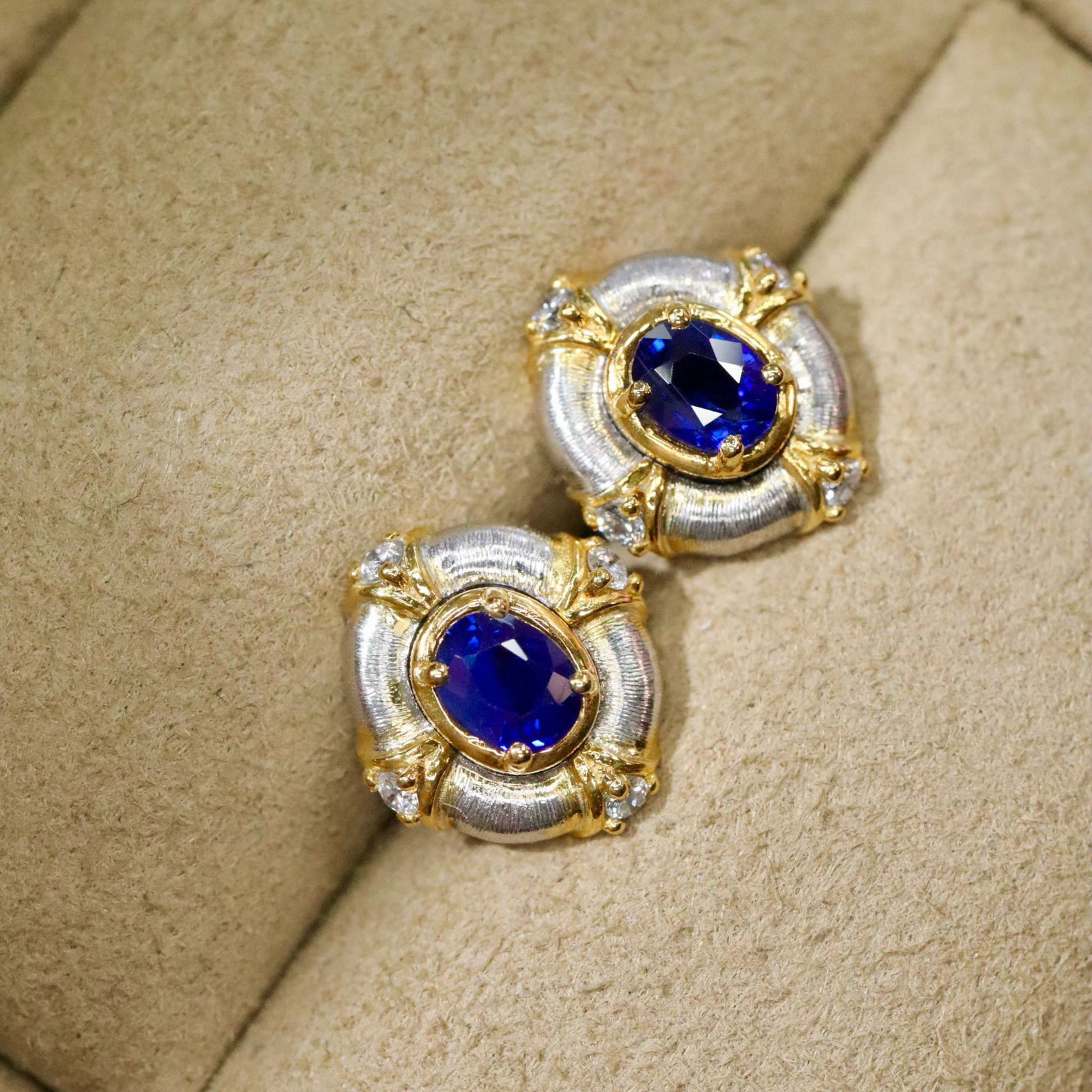 14k Gold 0.70 Ctw Natural Sapphire & Diamond Earrings: Ref:231019181 // gold content:14k gold // main gemstone:sapphire // shape:oval // carat weight:0. 58ct // color:blue // treatment:natural // // adjacent gemstone 2 : diamond // shape:round // carat
