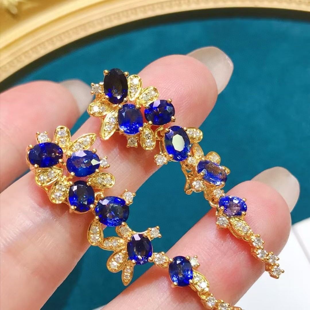 14k Gold 6.52 Ctw Natural Sapphire & Diamond Earrings: Ref:231019186 // gold content:14k gold // main gemstone:sapphire // shape:oval // carat weight:5. 8ct // color:blue // treatment:natural // // adjacent gemstone 2 : diamond // shape:round // carat