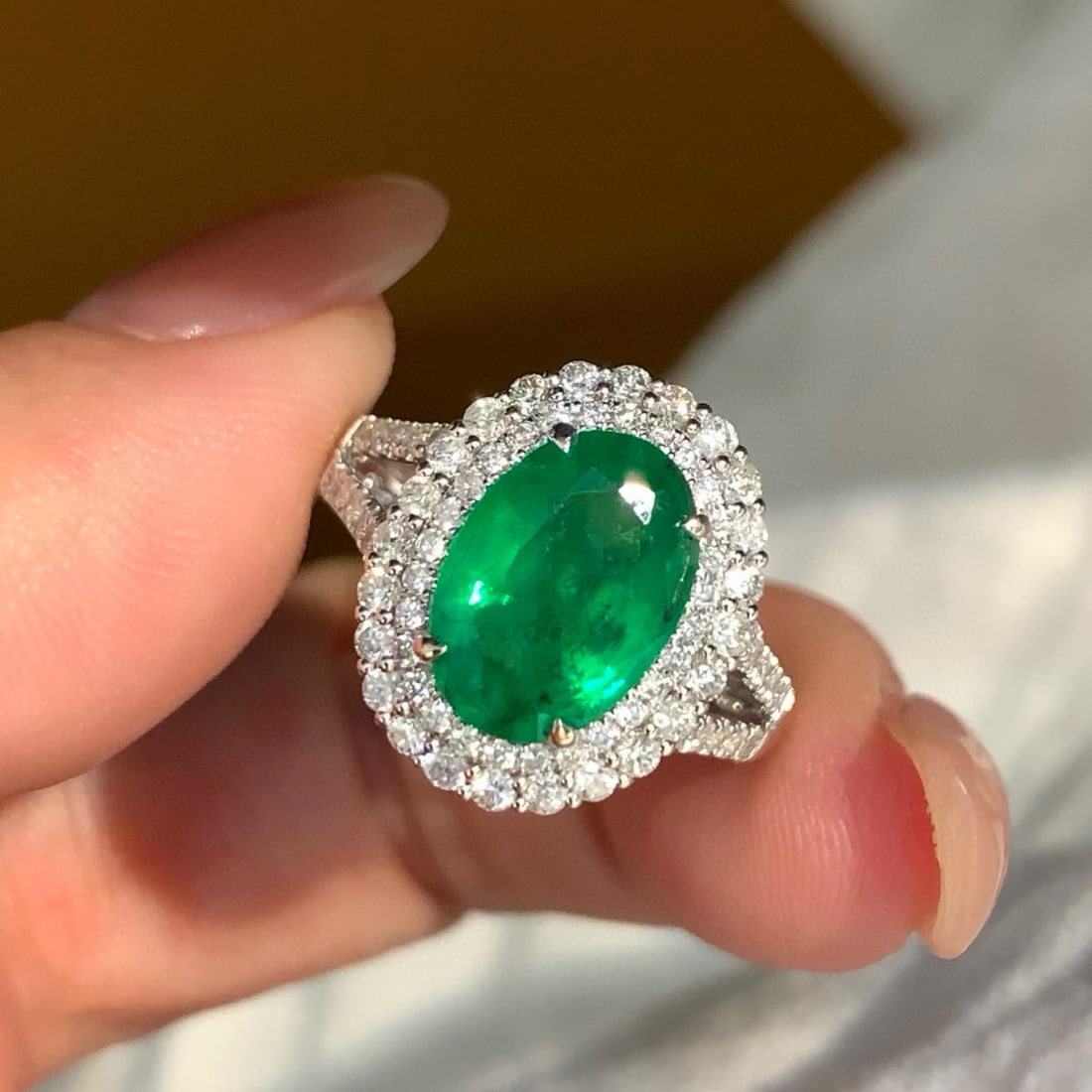 14k Gold 2.73 Ctw Natural Emerald & Diamond Ring: Ref:231019191 // gold content:14k gold // ring size:7. 25us // // main gemstone:emerald // shape:oval // carat weight:2. 09ct // color:green // treatment:natural // // adjacent gemstone 2 : diamond //