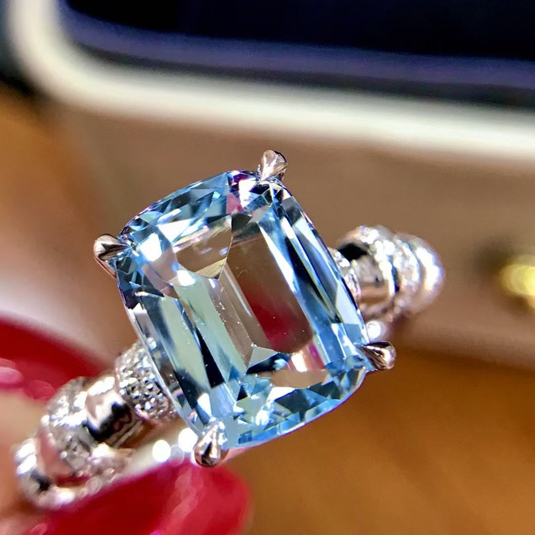 14k Gold 2.8 Ct Natural Aquamarine & Diamond Ring: Ref:231019198 // gold content:14k gold // ring size:7. 25us // // main gemstone:aquamarine // shape:cushion // carat weight:2. 8ct // color:blue // treatment:natural // // adjacent gemstone 2 :