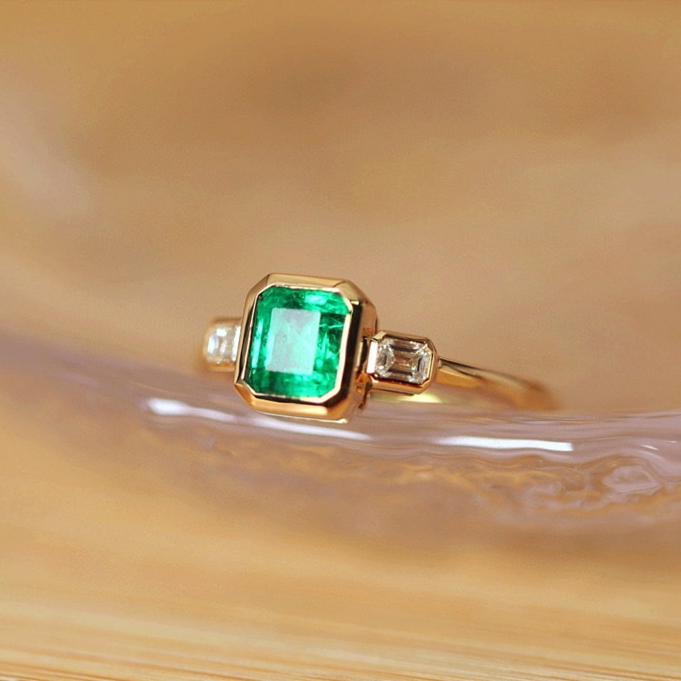 14k Gold 1.56 Ctw Natural Emerald & Diamond Ring: Ref:231019199 // gold content:14k gold // ring size:7. 25us // // main gemstone:emerald // shape:octagonal // carat weight:1. 36ct // color:green // treatment:natural // // adjacent gemstone 2 :