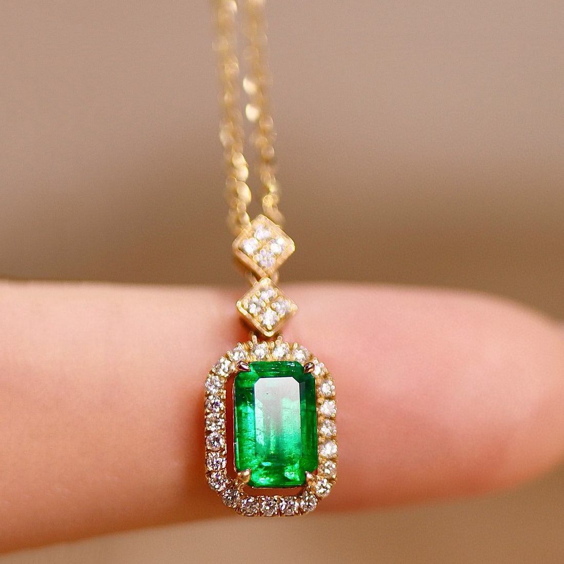 14k Gold 1.63 Ctw Natural Emerald & Diamond Necklace: Ref:231019200 // gold content:14k gold // main gemstone:emerald // shape:octagonal // carat weight:1. 42ct // color:green // treatment:natural // // adjacent gemstone 2 : diamond // shape:round // car