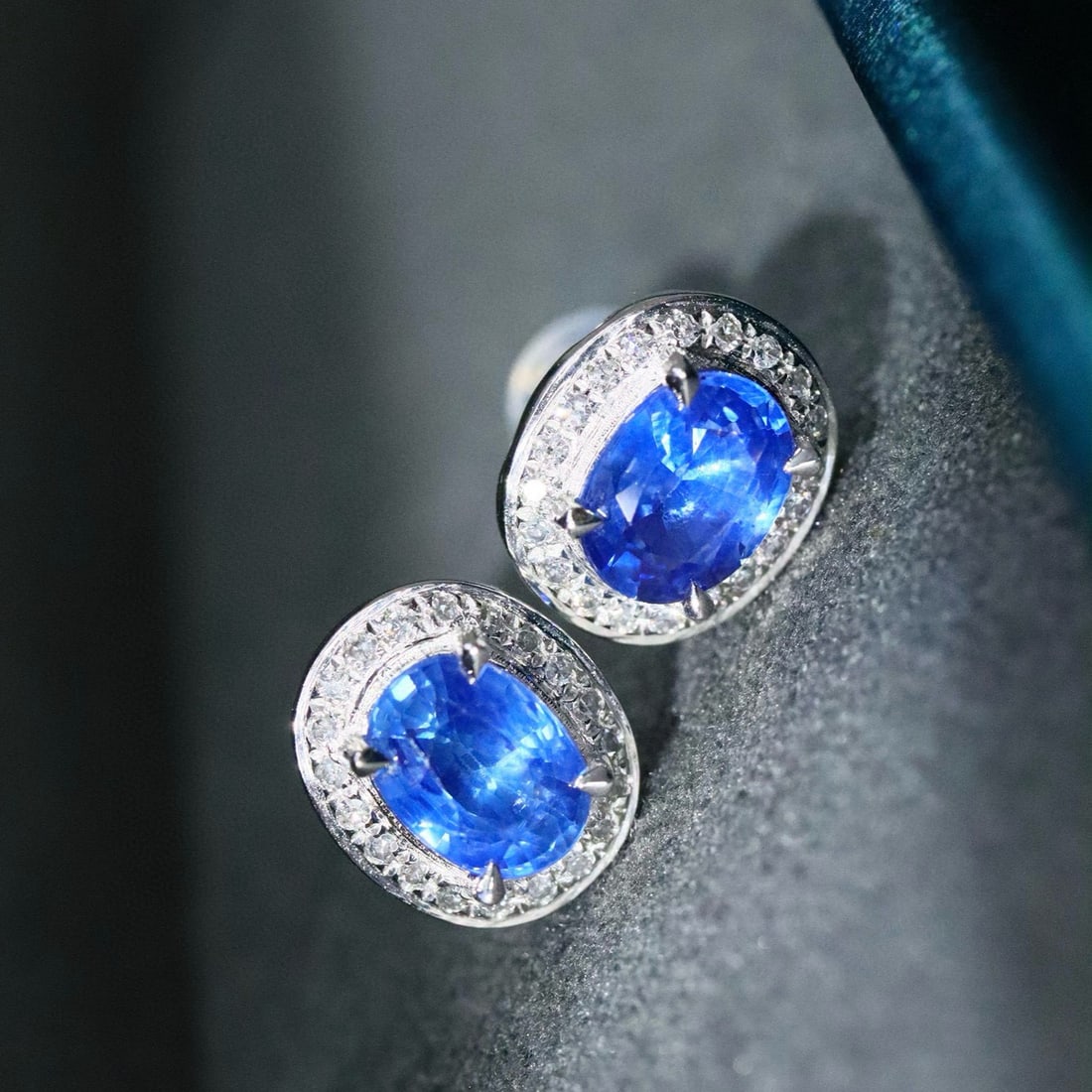 14k Gold 1.91 Ctw Natural Sapphire & Diamond Earrings: Ref:231019203 // gold content:14k gold // main gemstone:sapphire // shape:oval // carat weight:1. 75ct // color:blue // treatment:natural // // adjacent gemstone 2 : diamond // shape:round // carat
