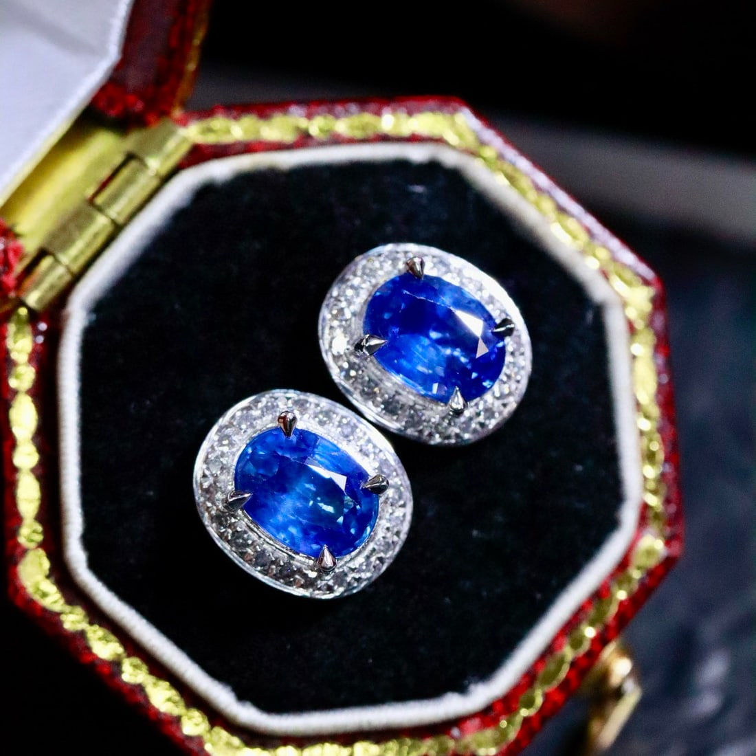 14k Gold 1.91 Ctw Natural Sapphire & Diamond Earrings: Ref:231019215 // gold content:14k gold // main gemstone:sapphire // shape:oval // carat weight:1. 75ct // color:blue // treatment:natural // // adjacent gemstone 2 : diamond // shape:round // carat