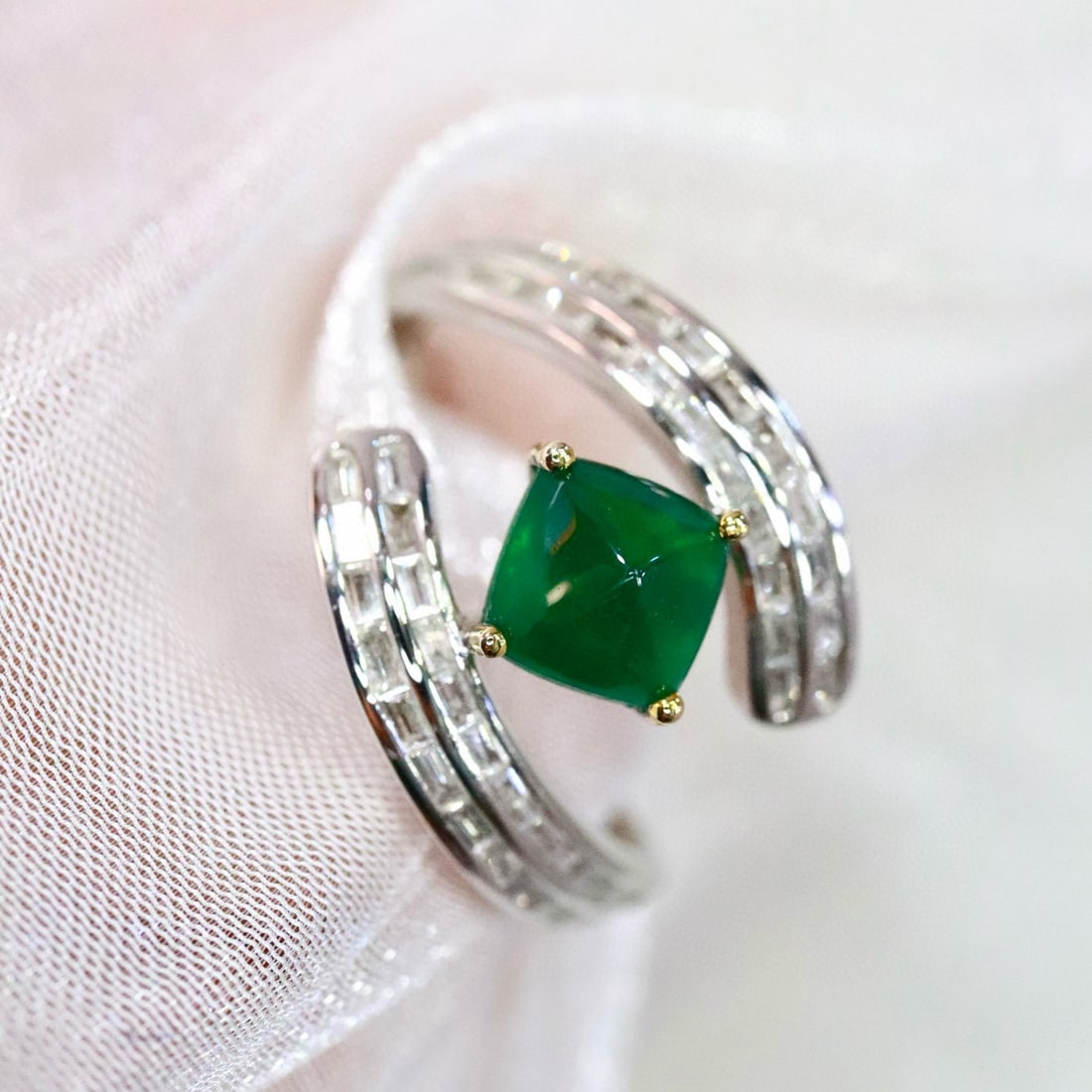 14k Gold 1.41 Ctw Natural Emerald & Diamond Ring: Ref:231019216 // gold content:14k gold // ring size:7. 25us // // main gemstone:emerald // shape:suger-loaf // carat weight:1. 01ct // color:green // treatment:natural // // adjacent gemstone 2 :