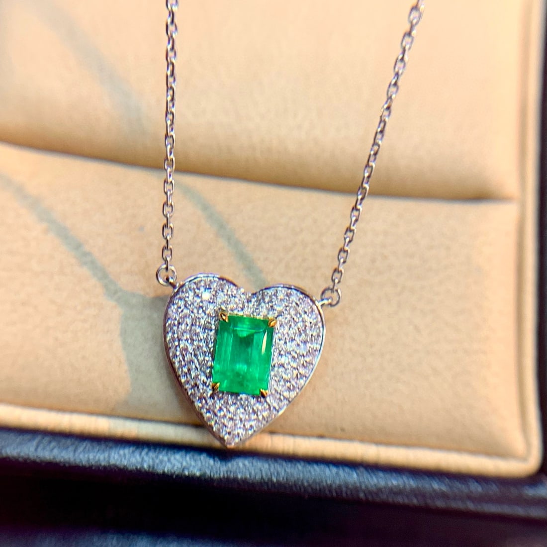 14k Gold 1.08 Ctw Natural Emerald & Diamond Necklace: Ref:231019223 // gold content:14k gold // main gemstone:emerald // shape:octagonal // carat weight:0. 7ct // color:green // treatment:natural // // adjacent gemstone 2 : diamond // shape:round //