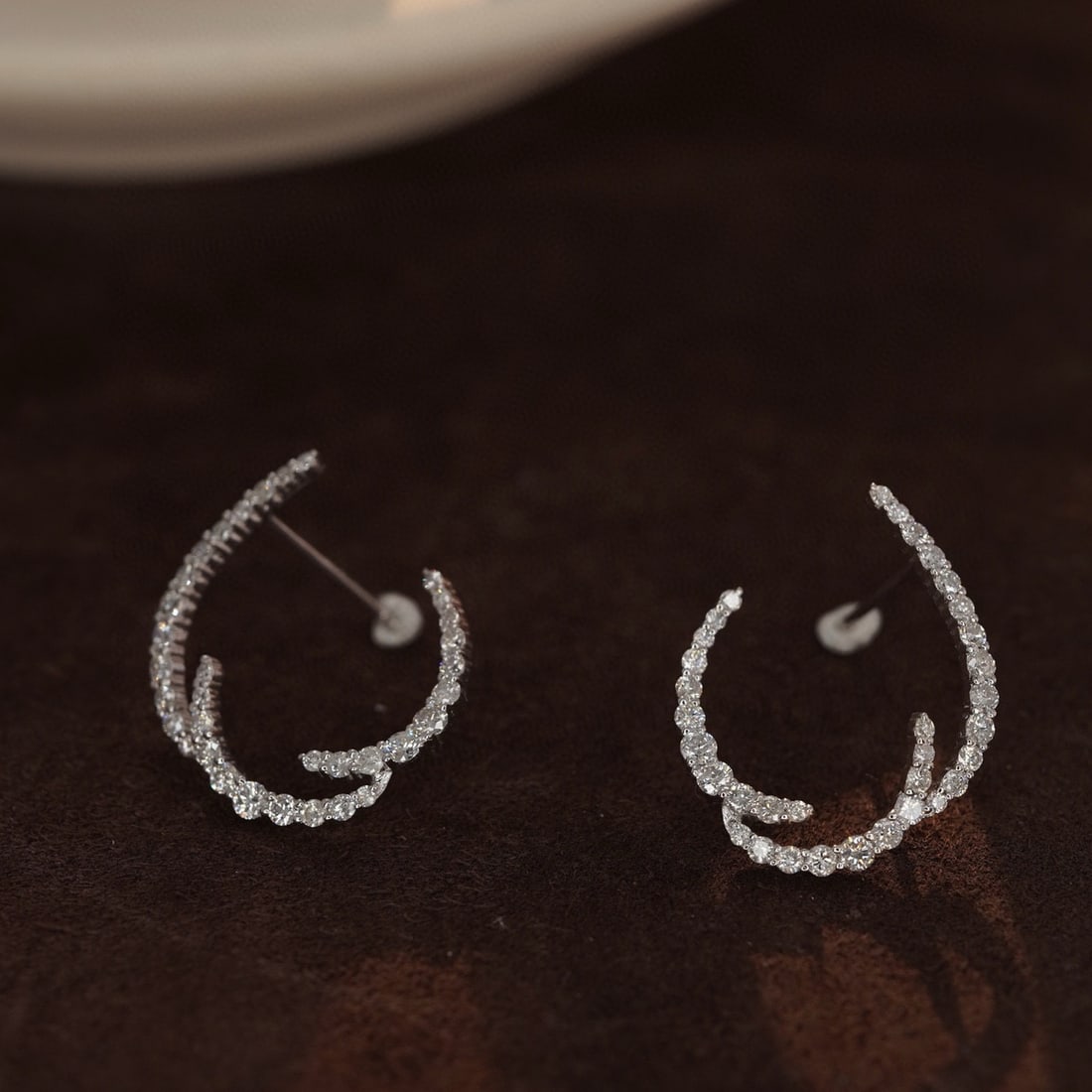 14k Gold 1.12 Ct Natural H Diamond Earrings: Ref:231019230 // gold content:14k gold // main gemstone:diamond // shape:round // carat weight:1. 12ct // clarity grade:vs-si // color:h // treatment:natural // cut grade:g // Condition: New Low Estim