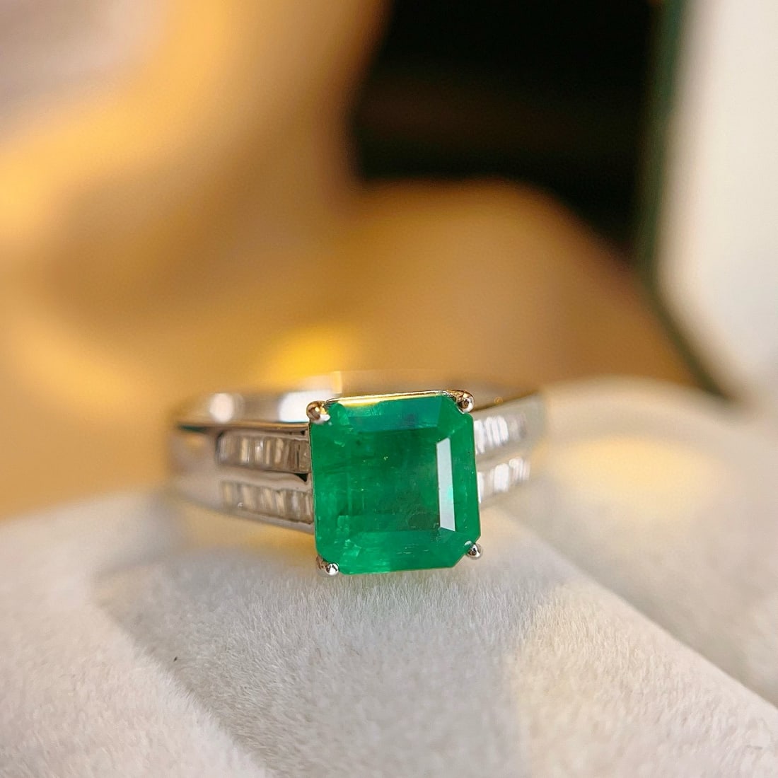 14k Gold 2 Ct Natural Emerald & Diamond Ring: Ref:231019244 // gold content:14k gold // ring size:7. 25us // // main gemstone:emerald // shape:octagonal // carat weight:2ct // color:green // treatment:natural // // adjacent gemstone 2 : diamond /
