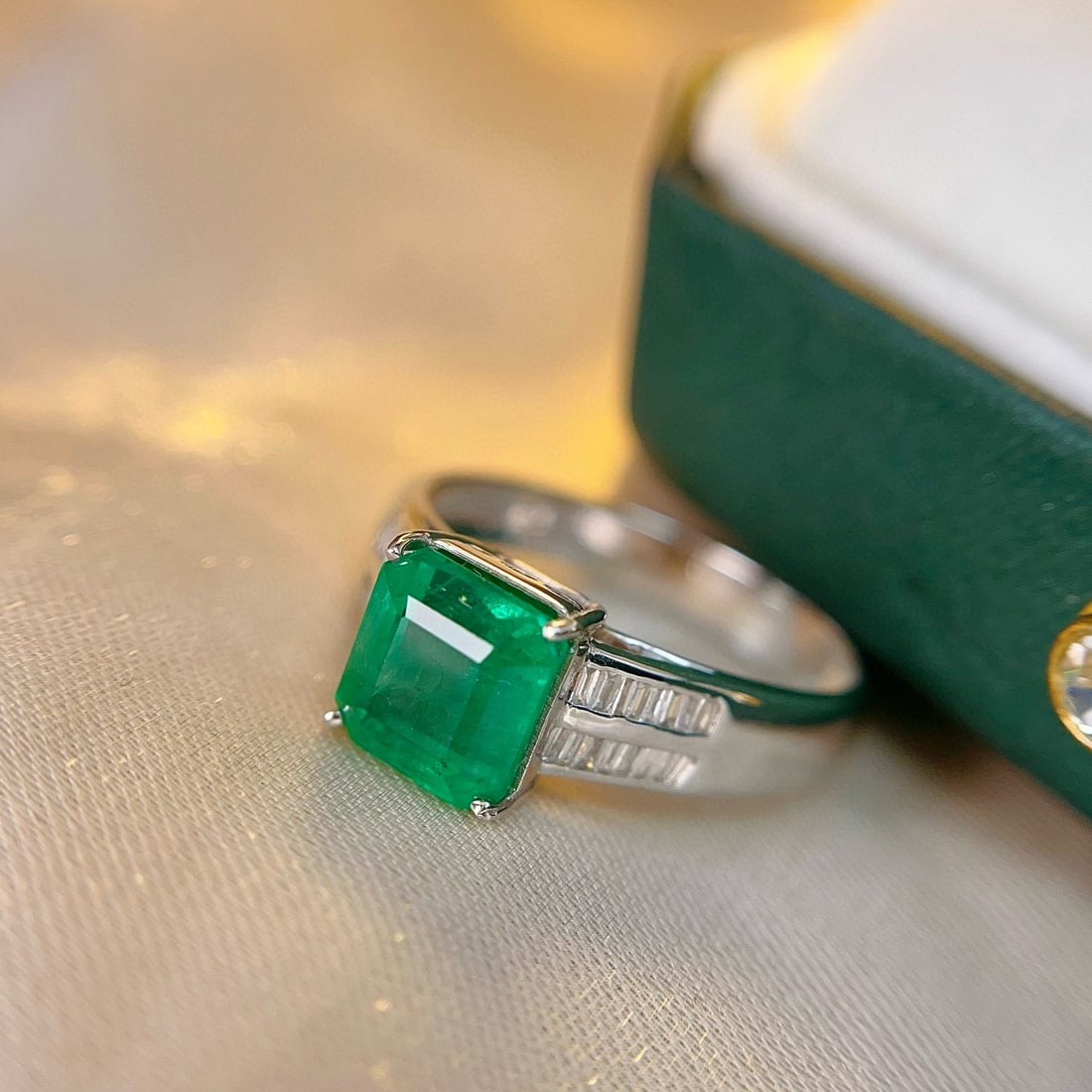 14k Gold 2 Ct Natural Emerald & Diamond Ring - 6