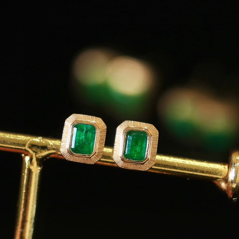 14k Gold 0.6 Ct Natural Emerald Earrings - 3
