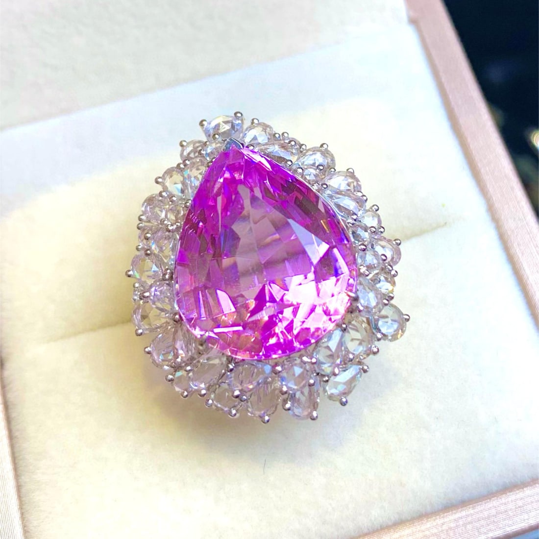14k Gold 22.8 Ct Natural Kunzite & Sapphire Ring: Ref:231020018 // gold content:14k gold // ring size:7. 25us // // main gemstone:kunzite // shape:pear // carat weight:22. 8ct // color:purple // treatment:natural // // adjacent gemstone 2 : sapphire
