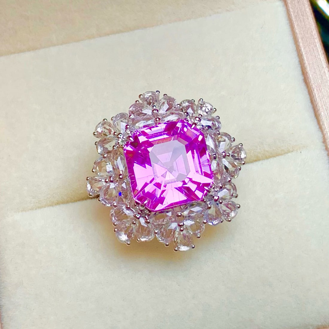 14k Gold 9.3 Ct Natural Kunzite & Sapphire Ring: Ref:231020019 // gold content:14k gold // ring size:7. 25us // // main gemstone:kunzite // shape:octagonal // carat weight:9. 3ct // color:purple // treatment:natural // // adjacent gemstone 2 : sapph