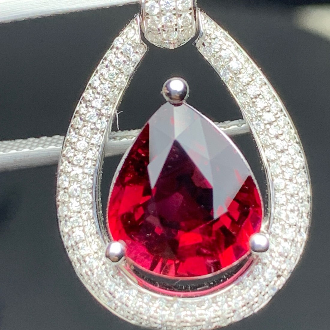 14k Gold 4.18 Ctw Natural Tourmaline & Diamond Pendant( Without Chain ): Ref:231020026 // gold content:14k gold // main gemstone:tourmaline // shape:pear // carat weight:3. 68ct // color:pigeonblood red // treatment:natural // // adjacent gemstone 2 : diamond // shape:roun