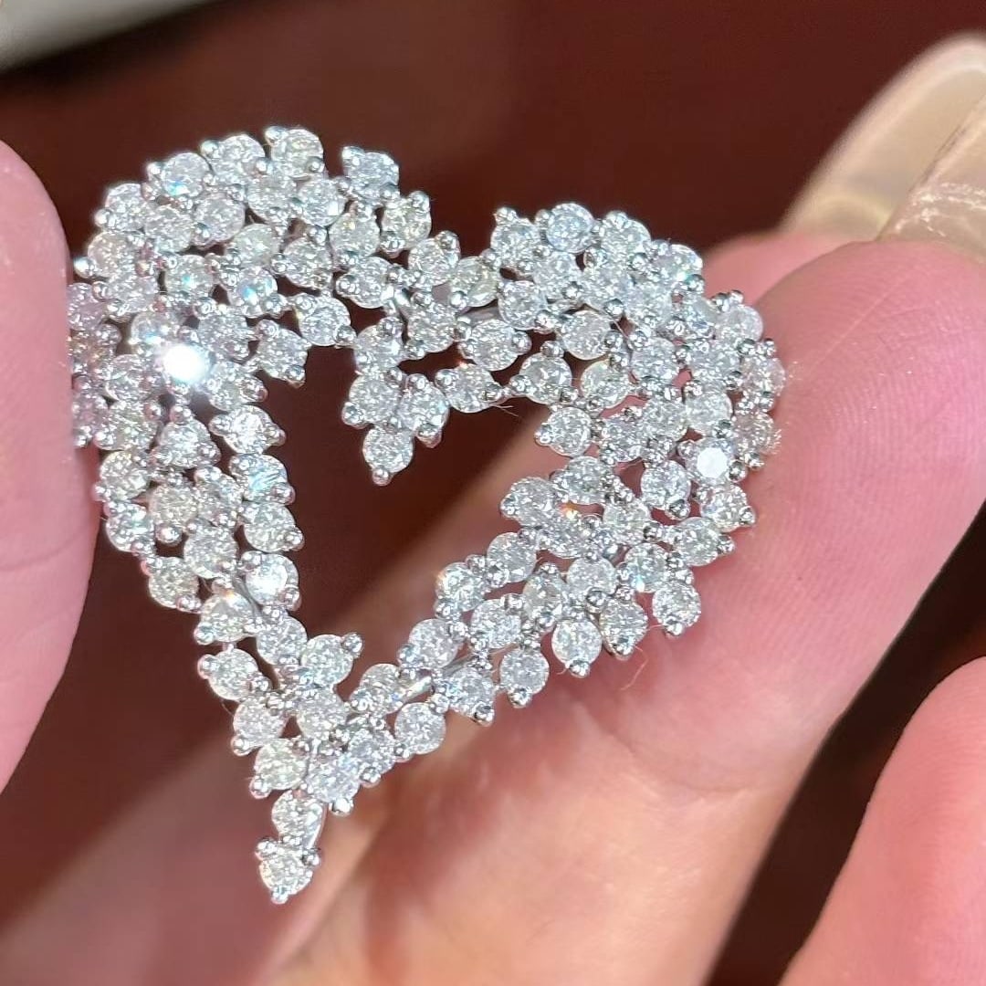 14k Gold 3 Ct Natural H Diamond Pendant( Without Chain ): Ref:231020042 // gold content:14k gold // main gemstone:diamond // shape:round // carat weight:3ct // clarity grade:vs-si // color:h // treatment:natural // cut grade:g // High Estimate: 7900
