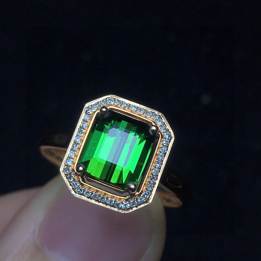 14k Gold 1.88 Ct Natural Tourmaline & Diamond Ring: Ref:231020052 // gold content:14k gold // ring size:7. 25us // // main gemstone:tourmaline // shape:octagonal // carat weight:1. 88ct // color:green // treatment:natural // // adjacent gemstone 2 :