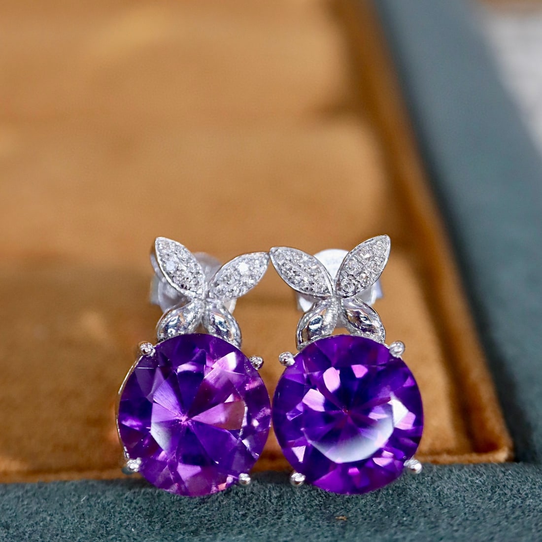 14k Gold 3.64 Ctw Natural Amethyst & Diamond Earrings: Ref:231020056 // gold content:14k gold // main gemstone:amethyst // shape:round // carat weight:3. 55ct // color:purple // treatment:natural // cut grade:g // // adjacent gemstone 2 : diamond //