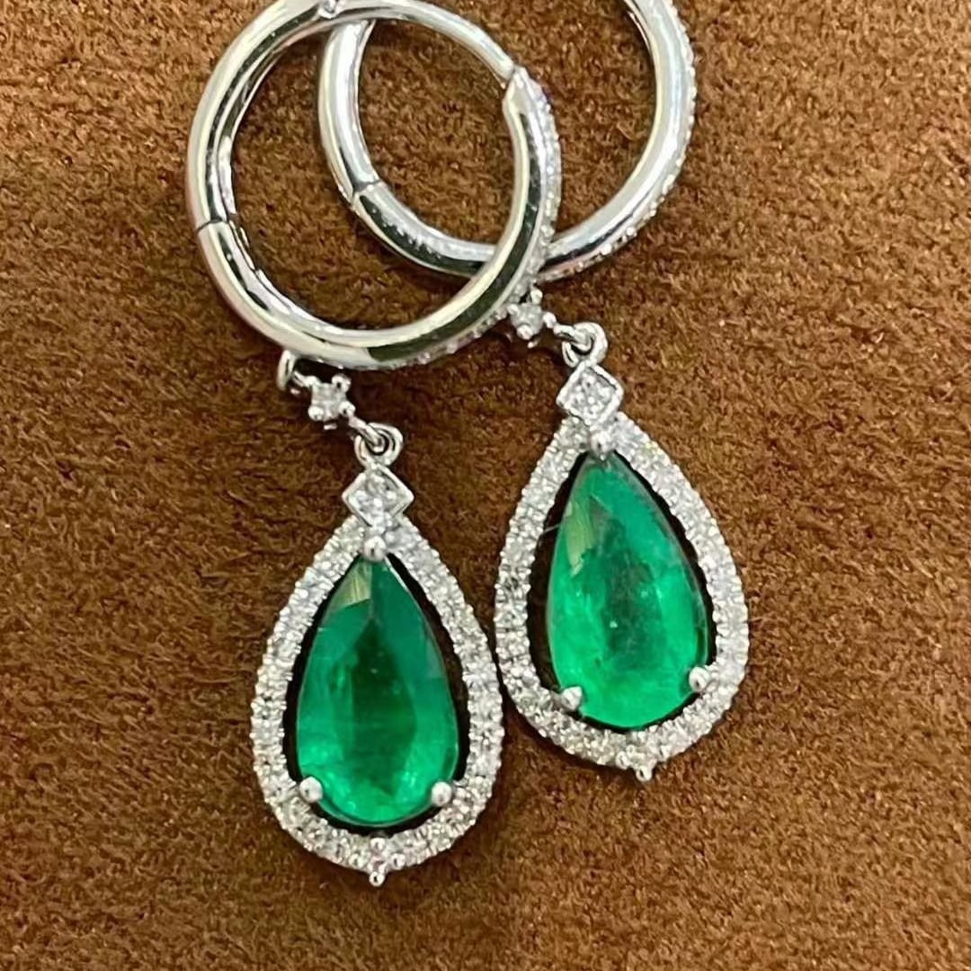 14k Gold 1.35 Ct Vivid Green Natural Emerald & Diamond Earrings: Ref:231020106 // gold content:14k gold // main gemstone:emerald // shape:pear // carat weight:1. 35ct // color:vivid green // treatment:natural // // adjacent gemstone 2 : diamond // shape:round //