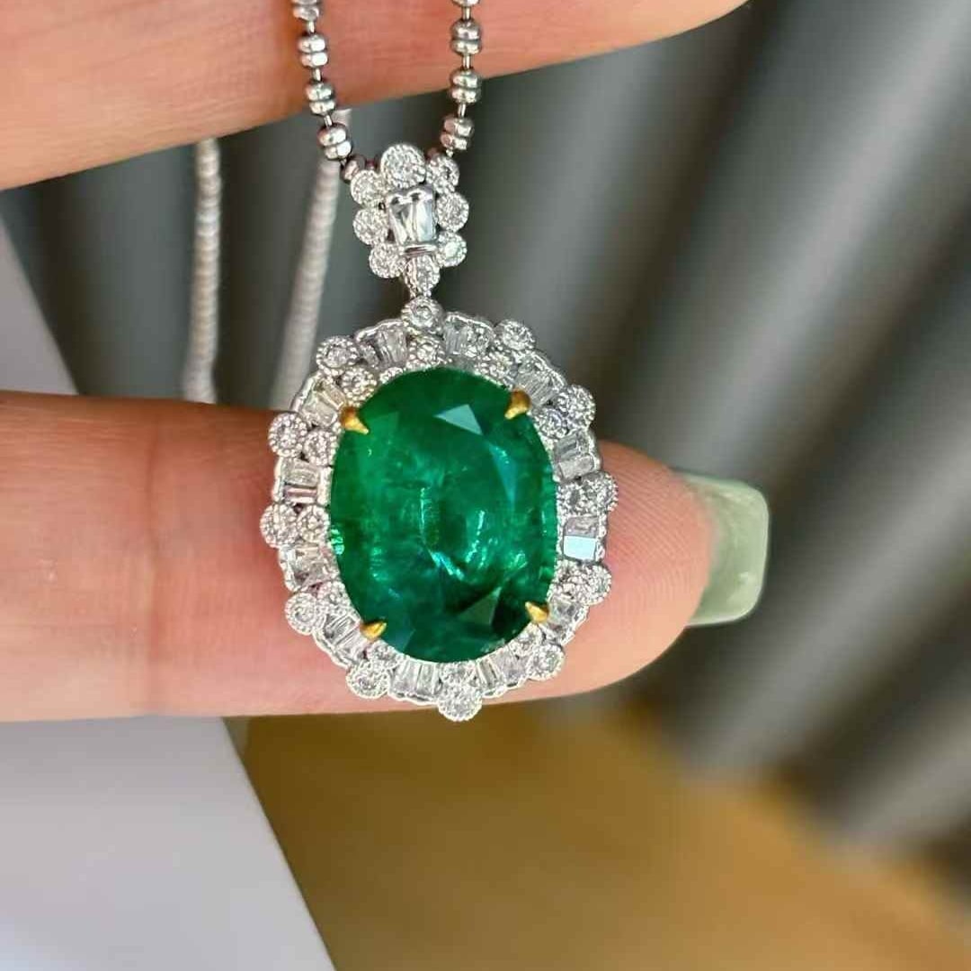 14k Gold 3.85 Ct Vivid Green Natural Emerald & Diamond Pendant( Without Chain ): Ref:231020112 // gold content:14k gold // main gemstone:emerald // shape:oval // carat weight:3. 85ct // color:vivid green // treatment:natural // // adjacent gemstone 2 : diamond // shape:multiply