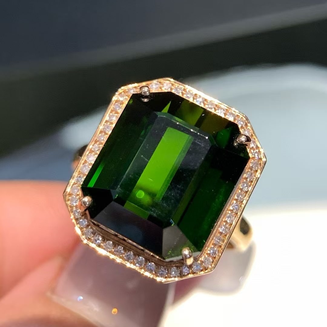 14k Gold 12.5 Ct Natural Tourmaline & Diamond Ring: Ref:231020129 // gold content:14k gold // ring size:7. 25us // // main gemstone:tourmaline // shape:octagonal // carat weight:12. 5ct // color:green // treatment:natural // // adjacent gemstone 2 : di