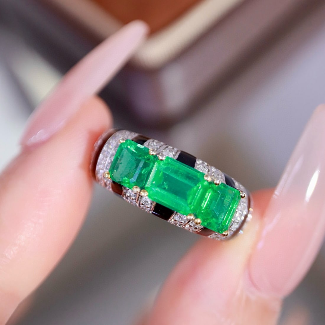 14k Gold 2.23 Ctw Vivid Green Natural Emerald & Diamond Ring: Ref:231020139 // gold content:14k gold // ring size:7. 25us // // main gemstone:emerald // shape:octagonal // carat weight:1. 93ct // color:vivid green // treatment:natural // // adjacent gemstone 2 :