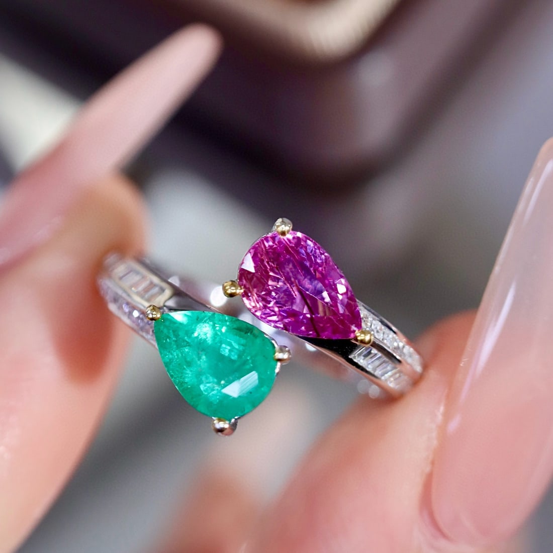 14k Gold 1.86 Ctw Natural Emerald & Sapphire & Diamond & Toi Et Moi Ring: Ref:231020140 // gold content:14k gold // ring size:7. 25us // // main gemstone:emerald & sapphire // shape:pear // carat weight:1. 60ct // color:color // treatment:natural // // adjacent gemstone 2