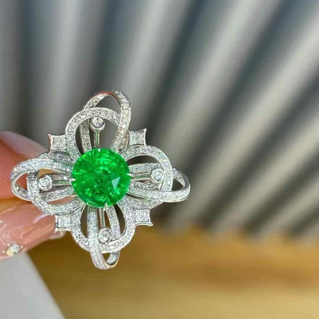 14k Gold 2.49 Ct Vivid Green Natural Tsavorite & Diamond Ring: Ref:231020161 // gold content:14k gold // ring size:7. 25us // // main gemstone:tsavorite // shape:round // carat weight:2. 49ct // color:vivid green // treatment:natural // cut grade:g // //