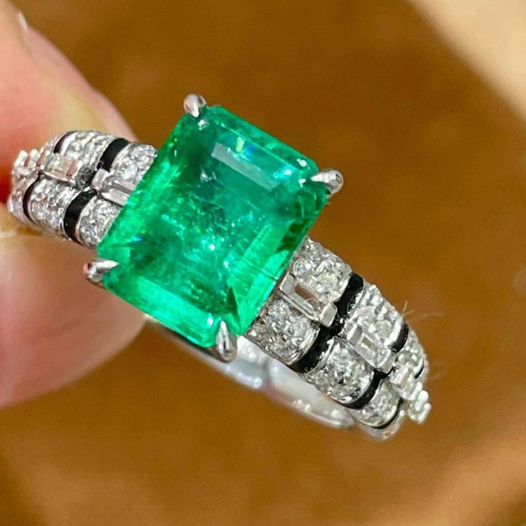 14k Gold 1.95 Ct Natural Emerald & Diamond Ring: Ref:231020179 // gold content:14k gold // ring size:7. 25us // // main gemstone:emerald // shape:octagonal // carat weight:1. 95ct // color:green // treatment:natural // // adjacent gemstone 2 :
