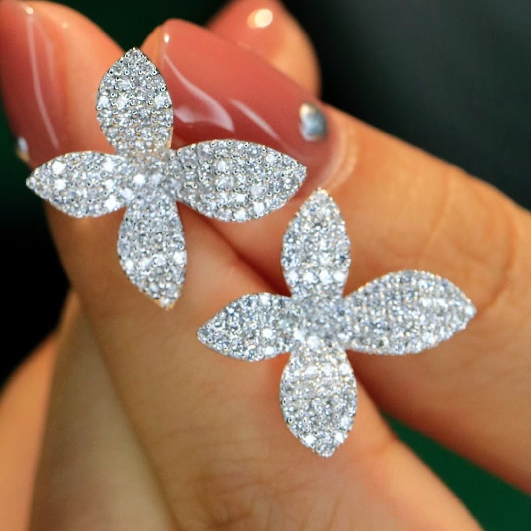 14k Gold 1.4 Ct Natural H Diamond Earrings: Ref:231020182 // gold content:14k gold // main gemstone:diamond // shape:round // carat weight:1. 4ct // clarity grade:vs-si // color:h // treatment:natural // cut grade:g // Low Estimate: 4600