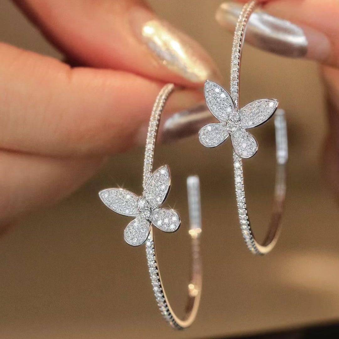 14k Gold 1 Ct Natural H Diamond Earrings: Ref:231020184 // gold content:14k gold // main gemstone:diamond // shape:round // carat weight:1ct // clarity grade:vs-si // color:h // treatment:natural // cut grade:g // Low Estimate: 4600