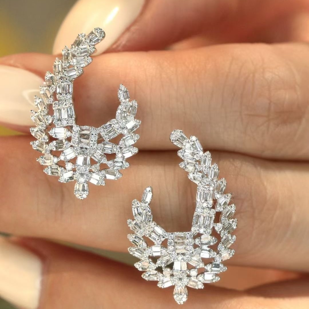 14k Gold 1.06 Ct Natural H Diamond Earrings: Ref:231020186 // gold content:14k gold // main gemstone:diamond // shape:multiply // carat weight:1. 06ct // clarity grade:vs-si // color:h // treatment:natural // High Estimate: 6600 Low Estimate: