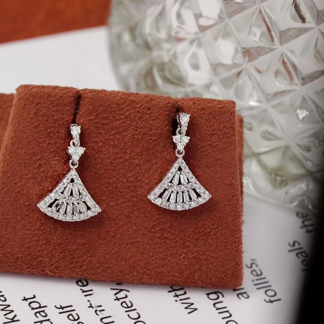 14k Gold 0.44 Ct Natural H Diamond Earrings: Ref:231020189 // gold content:14k gold // main gemstone:diamond // shape:multiply // carat weight:0. 44ct // clarity grade:vs-si // color:h // treatment:natural // Low Estimate: 1500 Condition: New