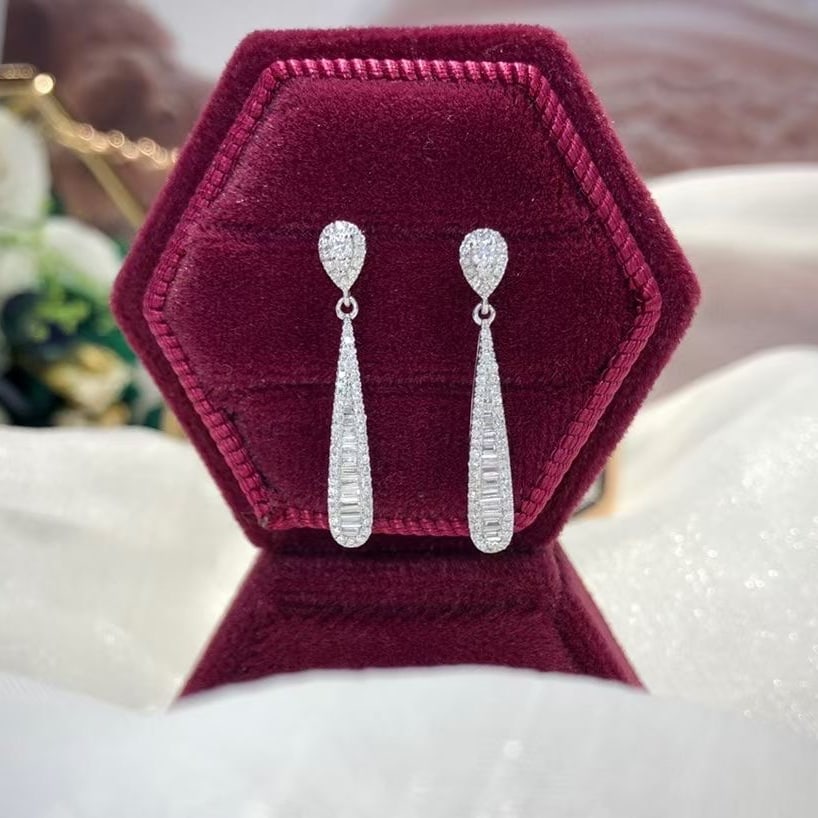 14k Gold 0.6 Ct Natural H Diamond Earrings: Ref:231020190 // gold content:14k gold // main gemstone:diamond // shape:multiply // carat weight:0. 6ct // clarity grade:vs-si // color:h // treatment:natural // Condition: New High Estimate: 2600