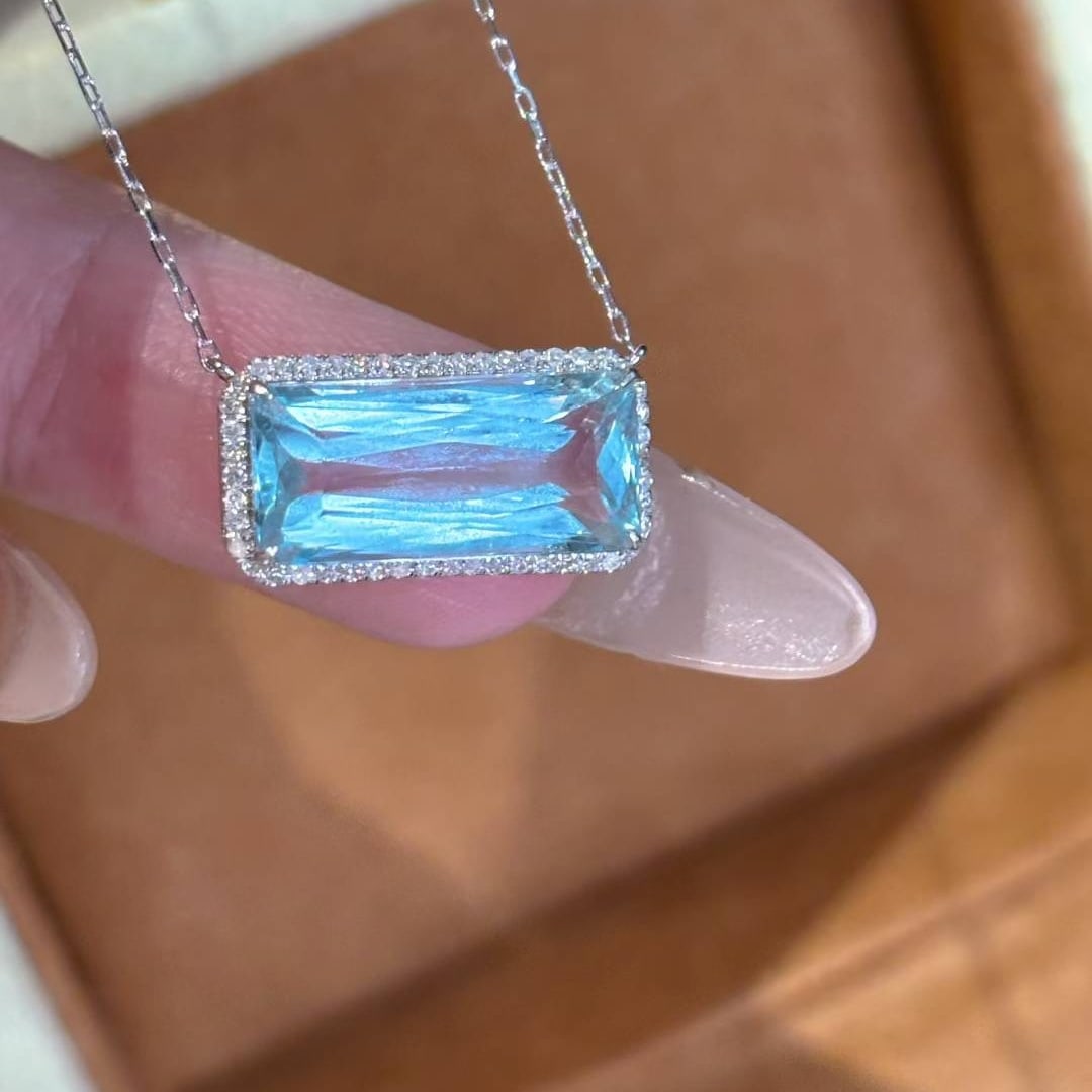 14k Gold 4.03 Ct Natural Aquamarine & Diamond Necklace: Ref:231020192 // gold content:14k gold // main gemstone:aquamarine // shape:octagonal // carat weight:4. 03ct // color:blue // treatment:natural // // adjacent gemstone 2 : diamond // shape:round //