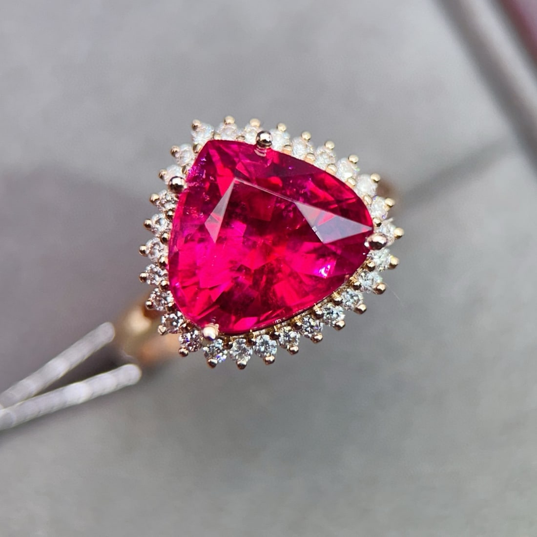 14k Gold 5.34 Ctw Natural Tourmaline & Diamond Ring: Ref:231020216 // gold content:14k gold // ring size:7. 25us // // main gemstone:tourmaline // shape:pear // carat weight:5. 06ct // color:red // treatment:natural // // adjacent gemstone 2 : diamond /