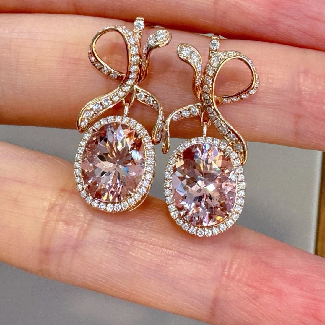 14k Gold 4.23 Ct Natural Morganite & Diamond Earrings: Ref:231020232 // gold content:14k gold // main gemstone:morganite // shape:oval // carat weight:4. 23ct // color:cherry blossom color // treatment:natural // // adjacent gemstone 2 : diamond // shape: