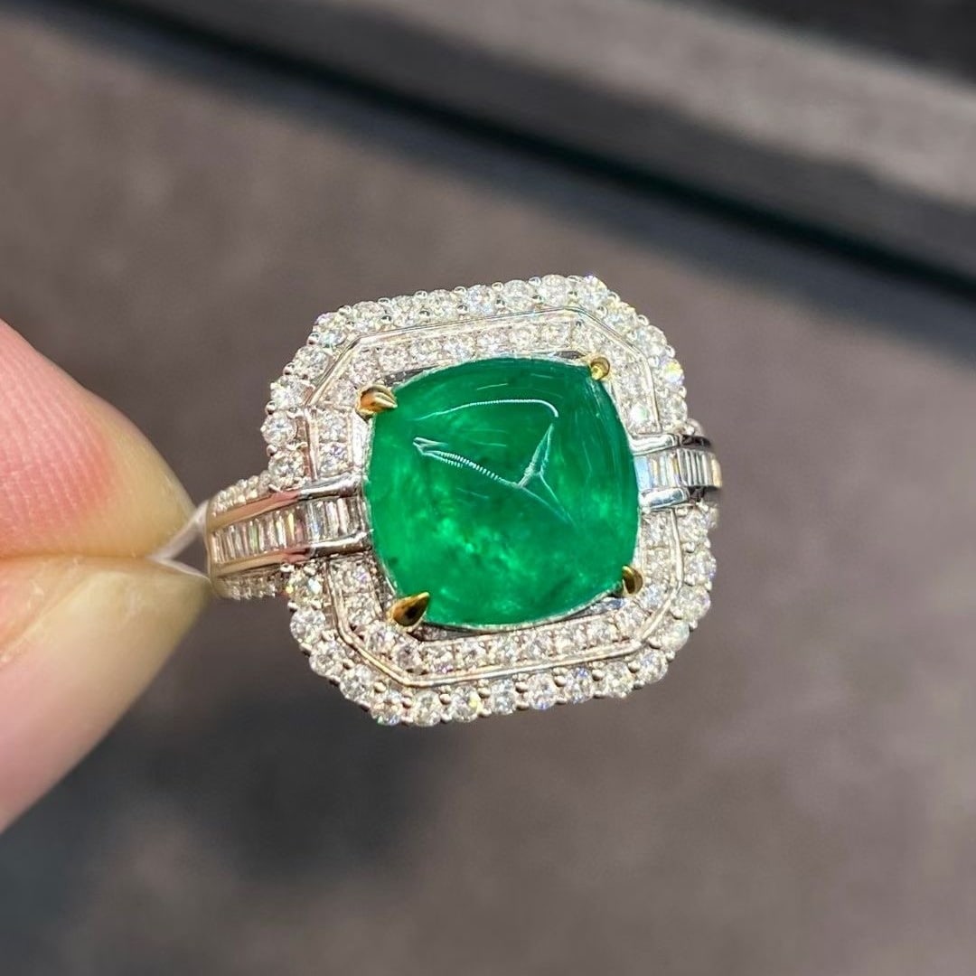 14k Gold 4.48 Ctw Vivid Green Natural Emerald & Diamond Ring: Ref:231020243 // gold content:14k gold // ring size:7. 25us // // main gemstone:emerald // shape:suger-loaf // carat weight:3. 82ct // color:vivid green // treatment:natural // // adjacent gemstone 2 